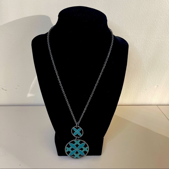 👋 3/$15 FASHION NECKLACE Green and Silver toned - Picture 2 of 4